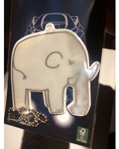 Närbild på reflexen i form av Serengeti-elefanten i plastförpackning. / Close-up of the Serengeti elephant in plastic cover.