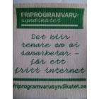 Bild på framsida av Friprogramvarusyndikatets kok- och komposterbara disktrasa med trycket: "Det blir renare om vi samarbetar för ett fritt internet"