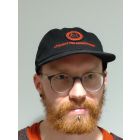 Skyll på fotografen, lite från höger. Göteborgs utbildningssyndikats devis i cirkel runt uggla i logga med syndikatets namn under.