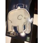 Närbild på reflexen i form av Serengeti-elefanten i plastförpackning. / Close-up of the Serengeti elephant in plastic cover.